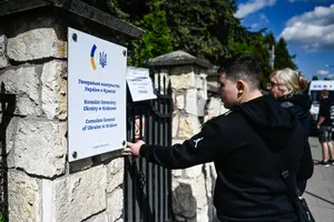 Що руйнує довіру українців до своїх консульств і як це припинити. Два боки «віконця»
